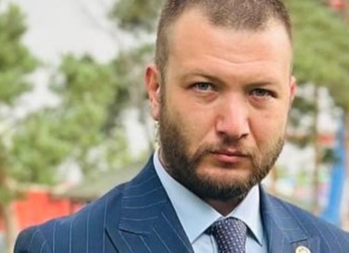 Sonunda isyan bayağını çekti